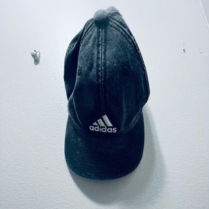 Adidas Aeroready distressed grey/black hat